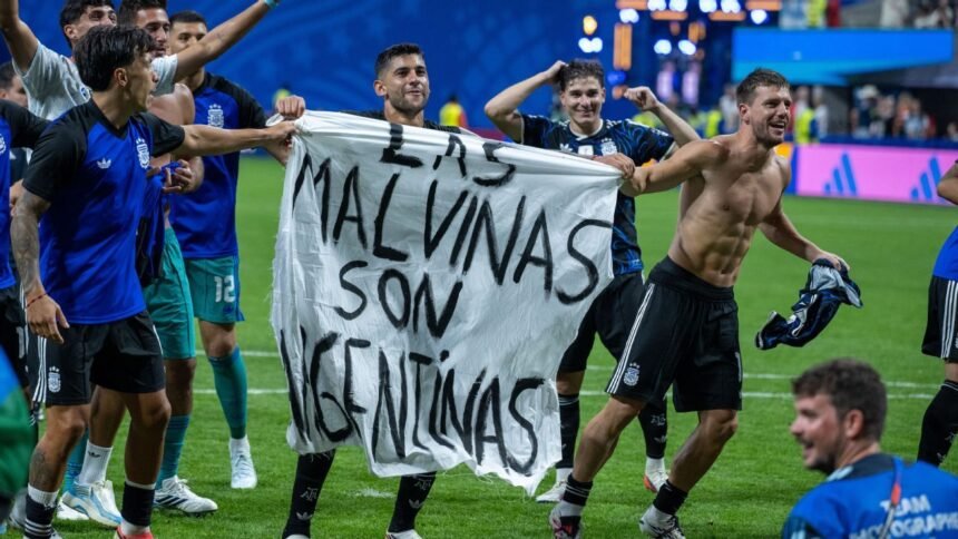 Críticas a Argentina por pancarta sobre Malvinas tras vencer a Inglaterra