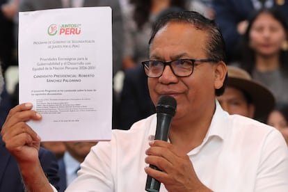 Roberto Sánchez ajusta su programa a días de las elecciones en Perú