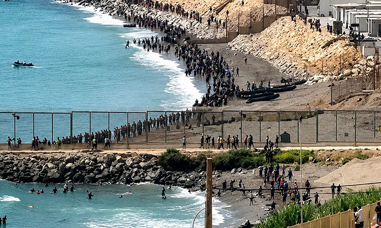 Ceuta desborda su capacidad tras la llegada de 2,000 migrantes