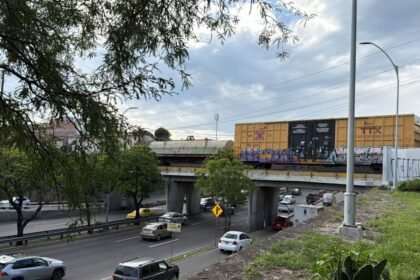 Reducen carriles en Bernardo Quintana por obras del Tren México-Querétaro