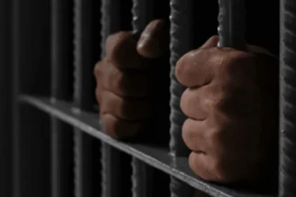 Padre recibe 15 años de prisión por negligencia en tiroteo escolar