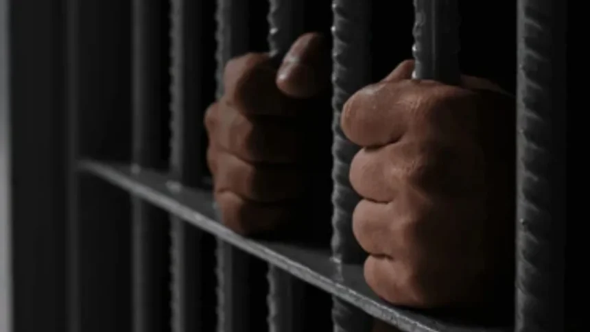 Padre recibe 15 años de prisión por negligencia en tiroteo escolar