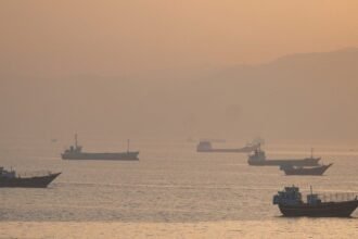 Trump cancela tasa a buques en Ormuz y busca acuerdos con Golfo