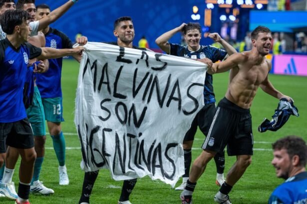 Críticas a Argentina por pancarta sobre Malvinas tras vencer a Inglaterra