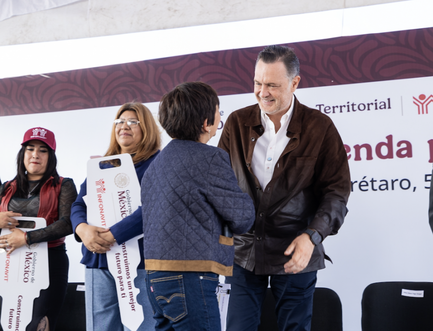 Kuri entrega 117 viviendas en Querétaro con apoyo federal