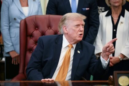 Trump exige a petroleras bajar precios de gasolina en EE UU