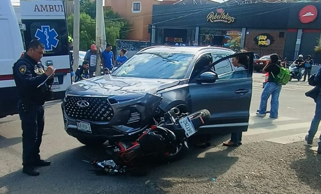 Motociclista lesionado tras choque en Desarrollo San Pablo, Querétaro