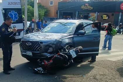 Motociclista lesionado tras choque en Desarrollo San Pablo, Querétaro