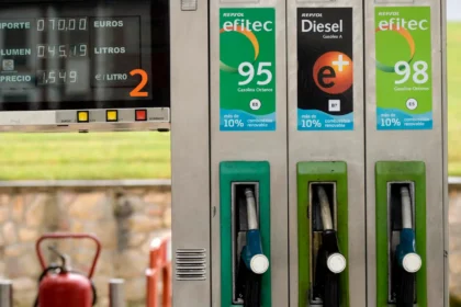 El precio de los carburantes sube en Europa y causa protestas