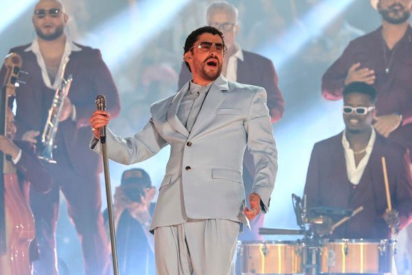 Bad Bunny gana su primer Emmy por show en Super Bowl LX