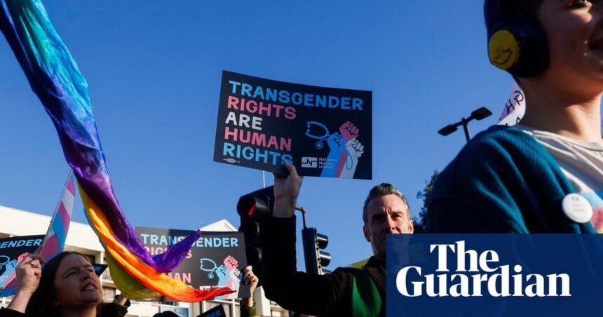 Juez federal valida participación de atletas trans en California