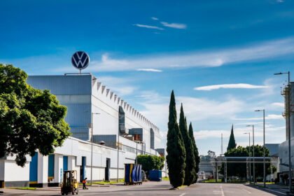 Volkswagen México reduce turnos y producción en planta de Puebla