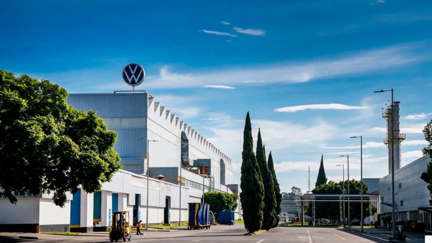 Volkswagen México reduce turnos y producción en planta de Puebla
