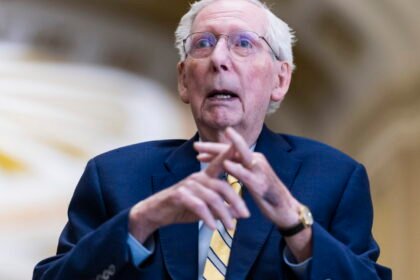 Mitch McConnell regresa al Senado tras accidente y rehabilitación