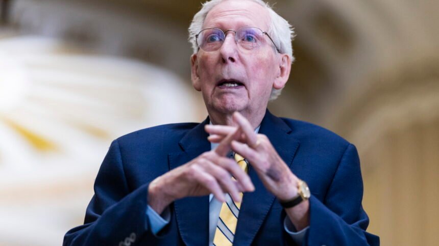 Mitch McConnell regresa al Senado tras accidente y rehabilitación