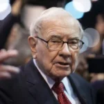 Warren Buffett deja presidencia de Berkshire Hathaway tras 50 años