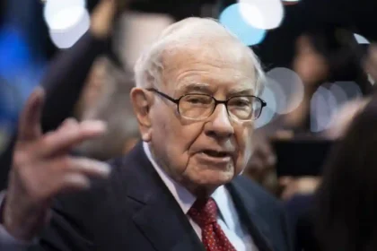 Warren Buffett deja presidencia de Berkshire Hathaway tras 50 años