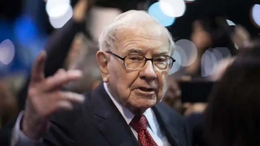 Warren Buffett deja presidencia de Berkshire Hathaway tras 50 años
