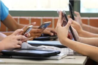 SEP prohíbe celulares en escuelas de México desde el 3 de noviembre